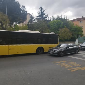 Özel Halk Otobüsünün Yanlış Parkı Trafik Ve Güvenlik Sorunu Yaratıyor