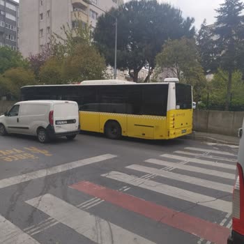 Özel Halk Otobüsünün Yanlış Parkı Trafik Ve Güvenlik Sorunu Yaratıyor