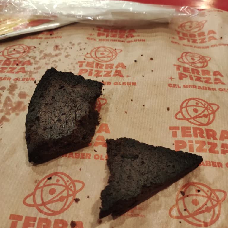 Yanık Brownie Ve İlgisiz Personel Deneyimi