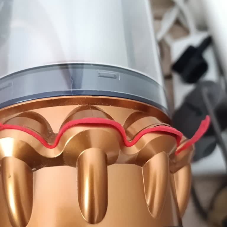 Dyson Süpürge Mor Parçalar Koptu Garanti Varken Değişim Yapılmadı