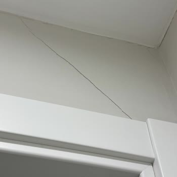 Deprem Sonrası Evde Oluşan Çatlaklar Ve Site Yönetiminin İlgisizliği