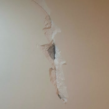 Deprem Sonrası Yetersiz Denetim Ve Bilgi Eksikliği Nedeniyle Siteyi Terk Ettik