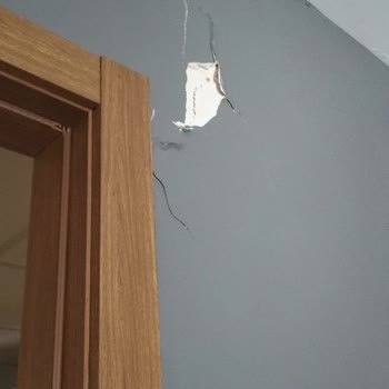 Deprem Sonrası Yetersiz Denetim Ve Bilgi Eksikliği Nedeniyle Siteyi Terk Ettik