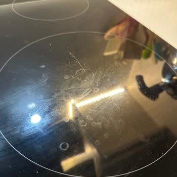 Siemens Cam Ocakta Kalıcı Lekeler Ve Garanti Kapsamında Çözüm Sunulmaması