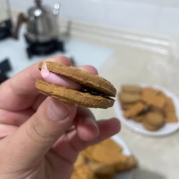 Torku Çilek Kremalı Bisküvi Görseliyle Aldatıyor!