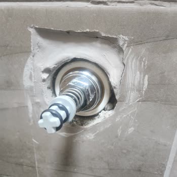 Klozet Bas Çek Modelinde Sürekli Su Sızdırma Ve Yetersiz Destek