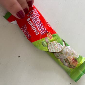 Ülker Çokonat Beyaz Çikolatalı Gofret İçerisinde Kıl Çıkması