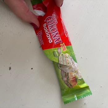 Ülker Çokonat Beyaz Çikolatalı Gofret İçerisinde Kıl Çıkması