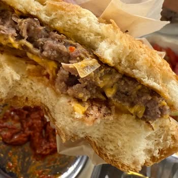 Burgerin İçinden Poşet Parçası Çıktı, Sorun Ciddiye Alınmadı