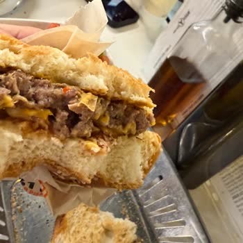 Burgerin İçinden Poşet Parçası Çıktı, Sorun Ciddiye Alınmadı