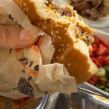 Burgerin İçinden Poşet Parçası Çıktı, Sorun Ciddiye Alınmadı