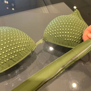 Nach zweimaligem Tragen beschädigtes Bikinioberteil von Calzedonia