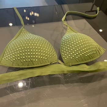 Nach zweimaligem Tragen beschädigtes Bikinioberteil von Calzedonia