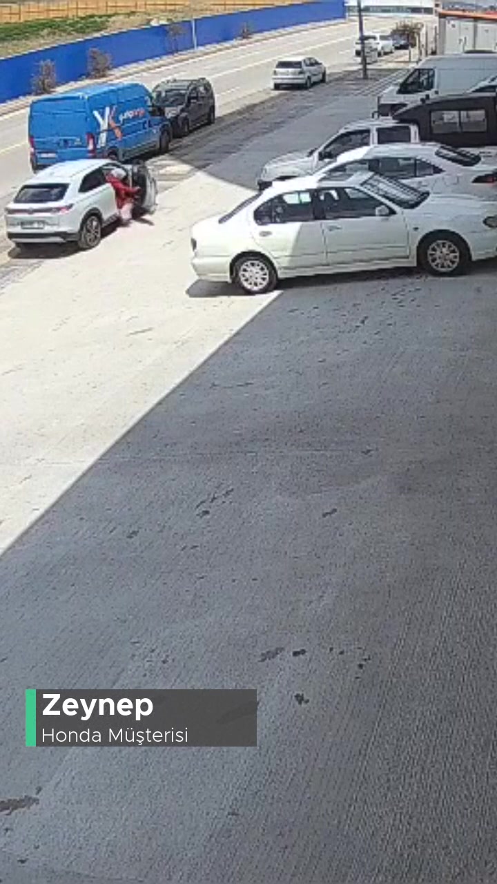 Honda HRV Arka Cam Patlaması videonun kapak resmi