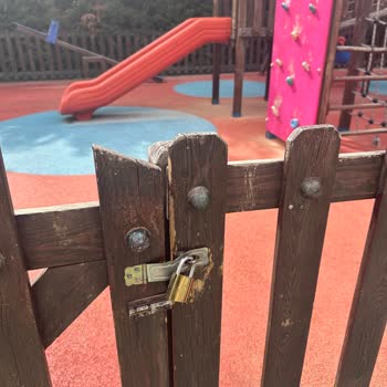 Okul Çıkışında Parkın Kapatılması Ve Çocukların Oynamasının Engellenmesi