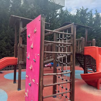 Okul Çıkışında Parkın Kapatılması Ve Çocukların Oynamasının Engellenmesi