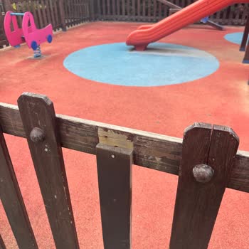 Okul Çıkışında Parkın Kapatılması Ve Çocukların Oynamasının Engellenmesi