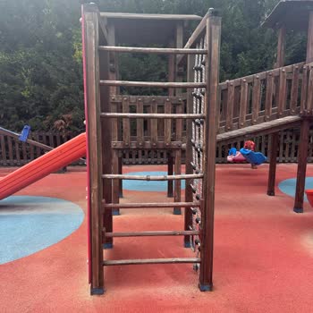 Okul Çıkışında Parkın Kapatılması Ve Çocukların Oynamasının Engellenmesi