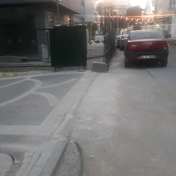Yaya Yolu Kapatıldı, Yayalar Asfalttan Yürümek Zorunda Kalıyor