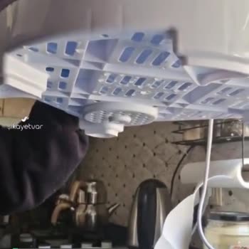 Robo Mini Çamaşır Makinesi Altından Sular Akıyor