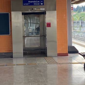 İstanbul Fuar Merkezi Metro Durağında Süregelen Merdiven Ve Yol Sorunları