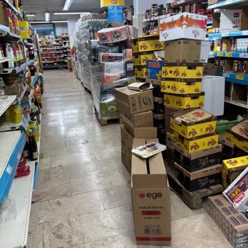 A101 Mağazasında Reyon Önü Sürekli Paletlerle Kapalı, Alışveriş Zorlaşıyor