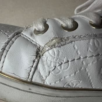 Kısa Sürede Deforme Olan Guess Ayakkabı Hayal Kırıklığı Yarattı