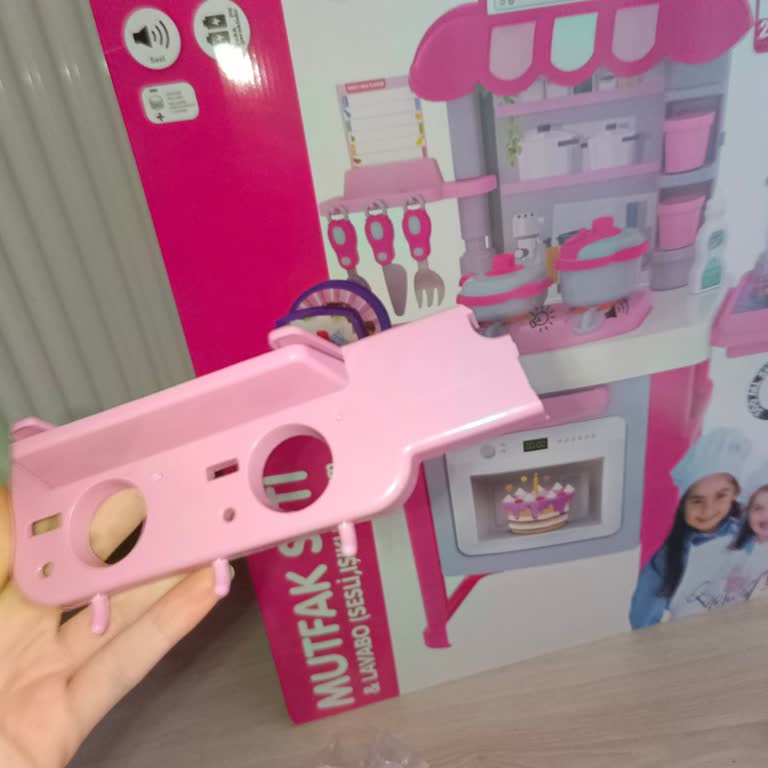 Kırık Parçalarla Gelen Oyuncak Mutfak Seti Hayal Kırıklığı Yarattı