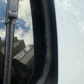 BMW 4.20d Ön Cam Alt Izgarası Çürüdü, Çözüm Bekliyorum