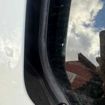 BMW 4.20d Ön Cam Alt Izgarası Çürüdü, Çözüm Bekliyorum