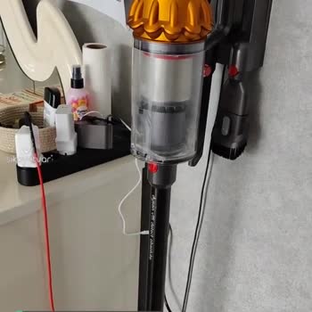 Dyson Süpürgem Kendi Kendine Duruyor!