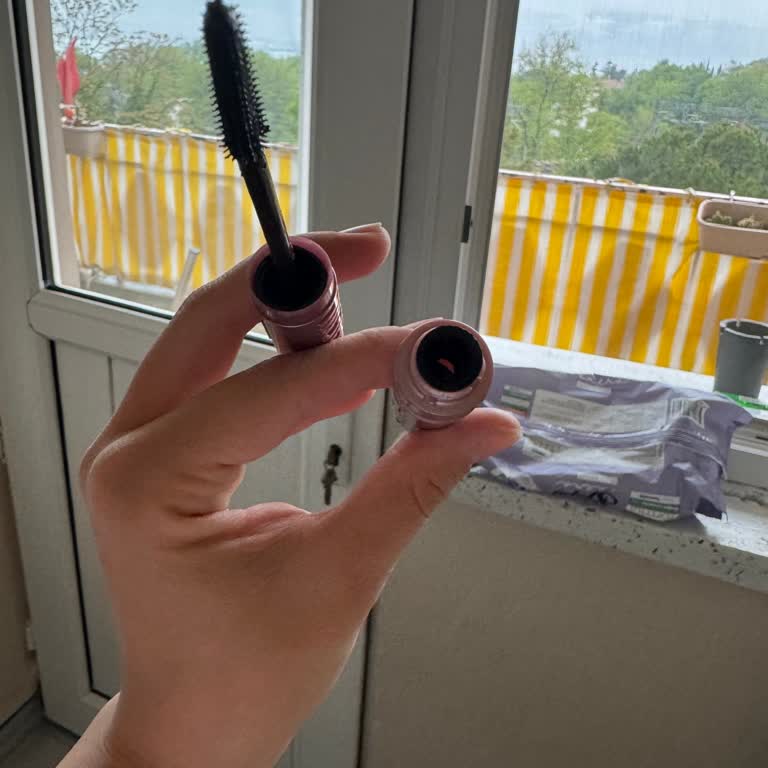 Aldığım Maskara Boş Çıktı, Yardım Bekliyorum