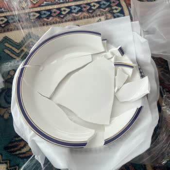 Karaca Sipariş Verdiğim Yemek Takımı Kırık Geldi, Stokta Olmadığı İçin Değişim Yapılamıyor