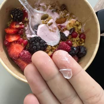 CupCoconut Cafe Bayraklı 'da Granola Bowl Söyledim İçinden Cam Parçası Çıktı
