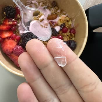 CupCoconut Cafe Bayraklı 'da Granola Bowl Söyledim İçinden Cam Parçası Çıktı