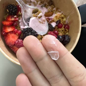 CupCoconut Cafe Bayraklı 'da Granola Bowl Söyledim İçinden Cam Parçası Çıktı