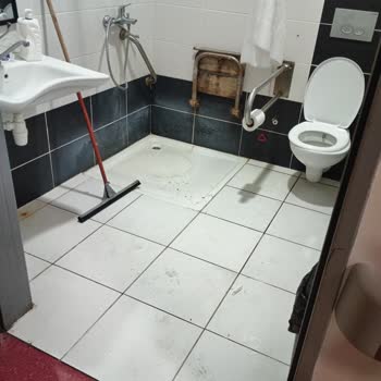 Hastanede Temizlik Ve Personel İlgisizliği Şikayeti