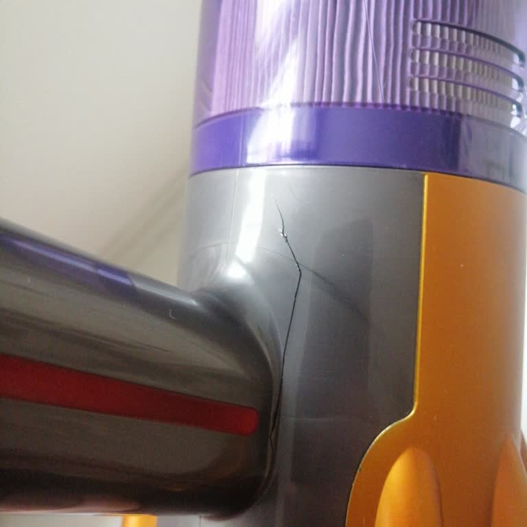 Dyson V12 Süpürgemde Oluşan Çatlak İçin Haksız Masraf Talebi