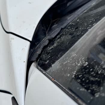 BMW 118i Ön Cam Fitili Dökülüyor, Araç Su Alıyor!