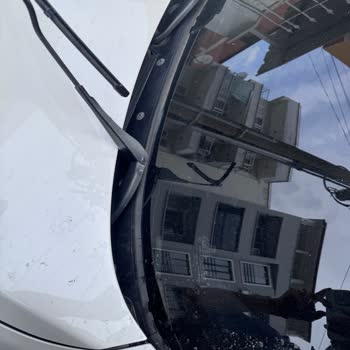 BMW 118i Ön Cam Fitili Dökülüyor, Araç Su Alıyor!