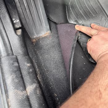 BMW 118i Ön Cam Fitili Dökülüyor, Araç Su Alıyor!