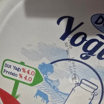 Dost Yoğurt Kapağını Açınca Çıkan Kıl Şok Etti, Açıklama Bekliyorum