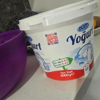 Dost Yoğurt Kapağını Açınca Çıkan Kıl Şok Etti, Açıklama Bekliyorum