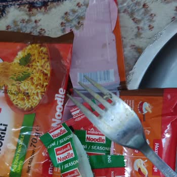 Hazır Noodle Paketinden Küf Ve Metal Parça Çıktı