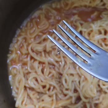 Hazır Noodle Paketinden Küf Ve Metal Parça Çıktı