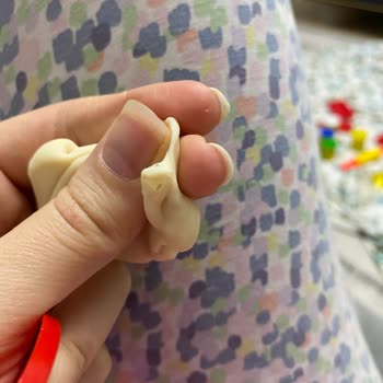 Oyun Hamurunda Cam Parçaları Çocuklar İçin Tehlike