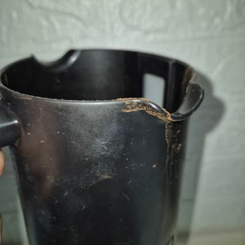 Yetkili Servisten Kirli Ve Çizilmiş Kahve Makinesi Teslimatı