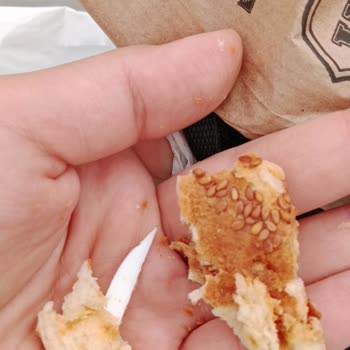 Ladikli Unlu Gıda'dan Aldığım Poğaça İçinden Çatal Parçası Çıktı