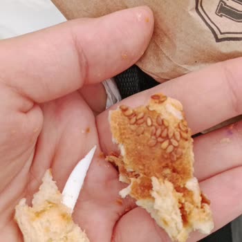 Ladikli Unlu Gıda'dan Aldığım Poğaça İçinden Çatal Parçası Çıktı