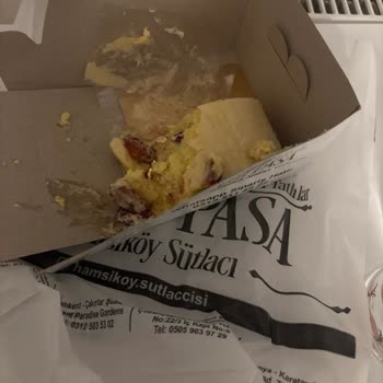 Fethi Paşa Sütlü Tatlılar Ekşi Sarma Tatlısı